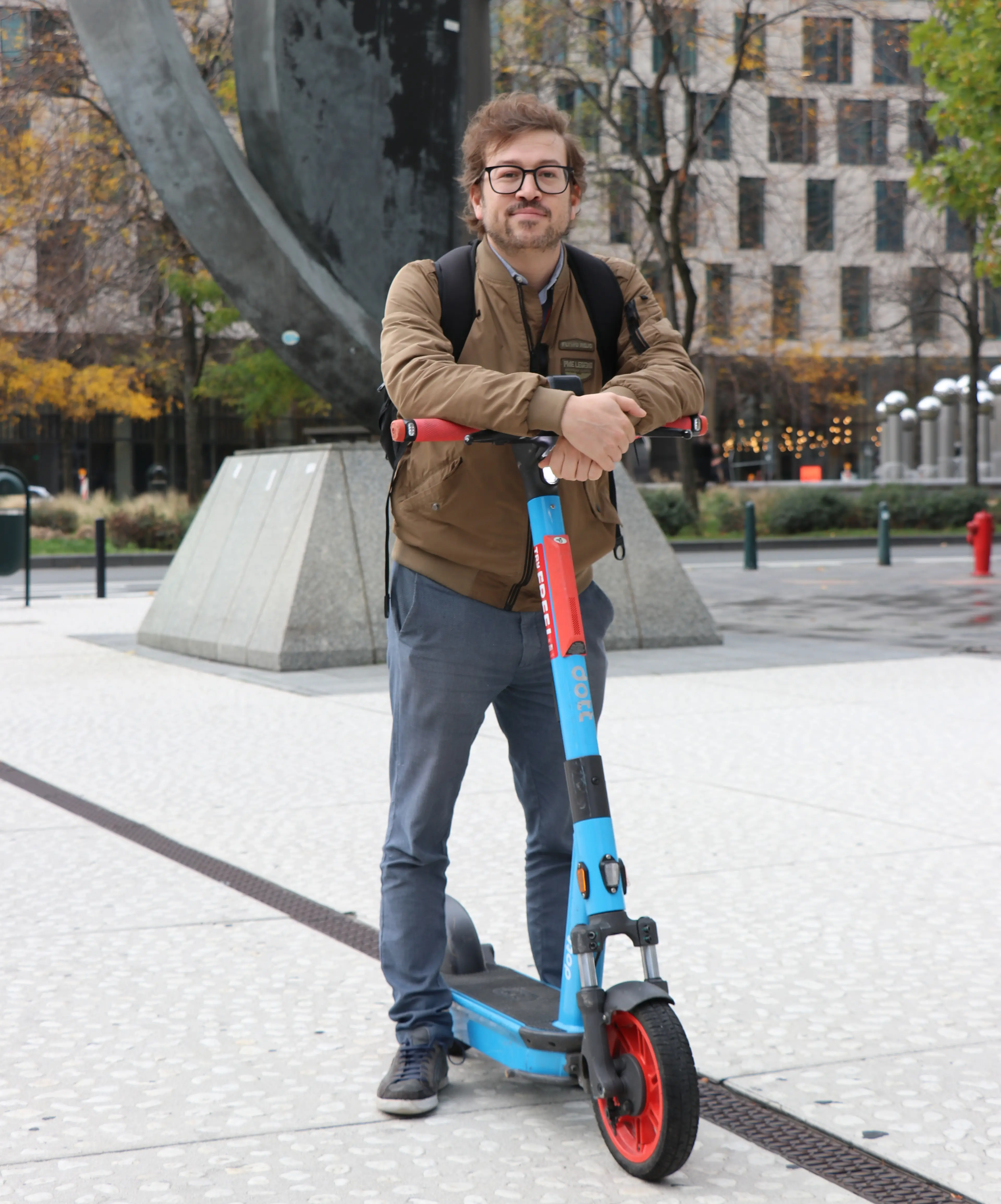 Jérémy sur une trotinette