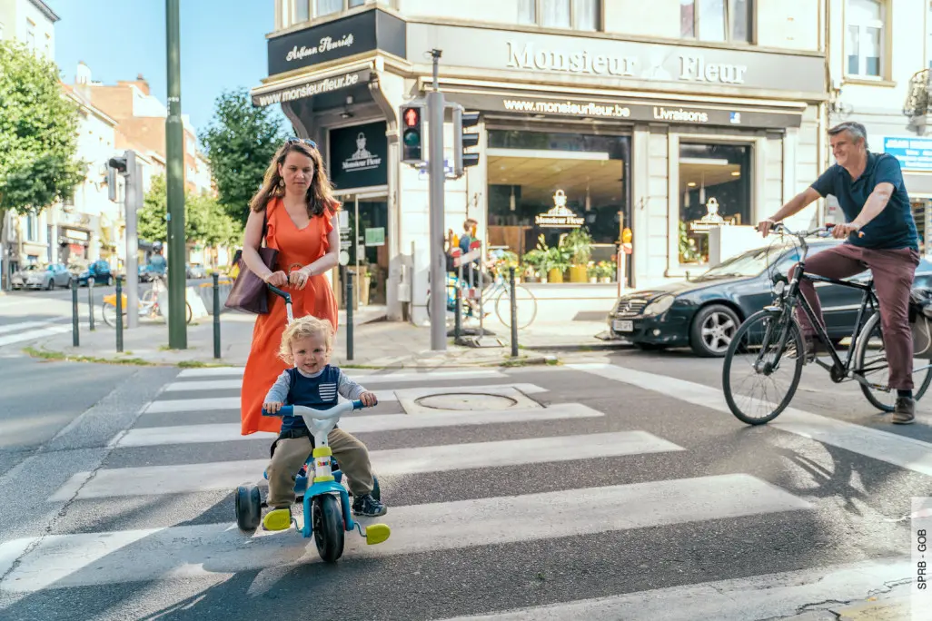 Personnes traversant un passage pour piétons