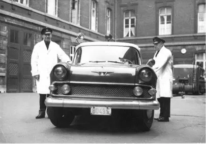 deux pompiers  debout chacun d'un coté d'une voiture en 1945 et 1972