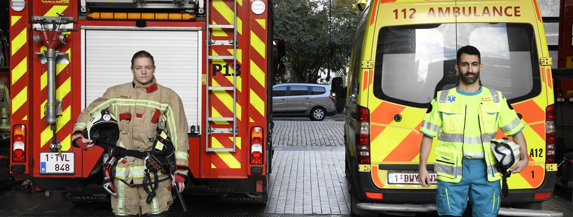 Ambulancier et pompier avec véhicules