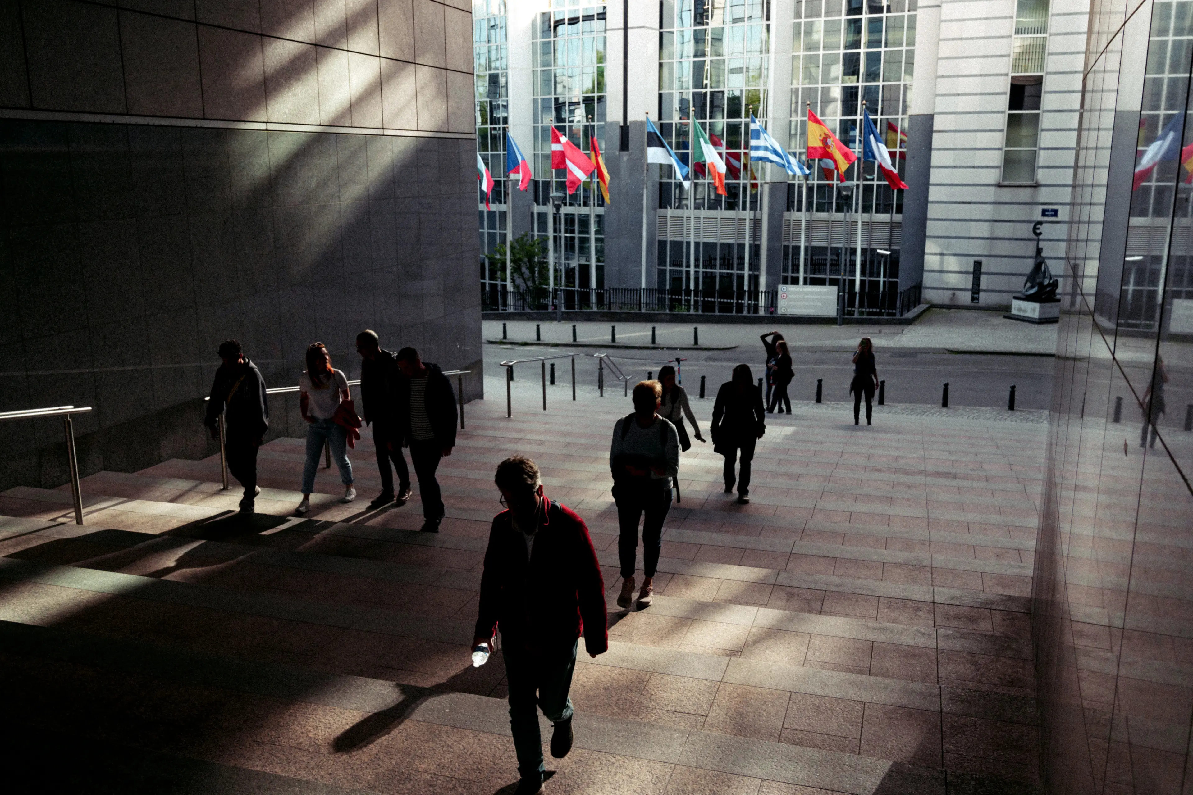Des personnages marchent sur des escaliers au parlement européen