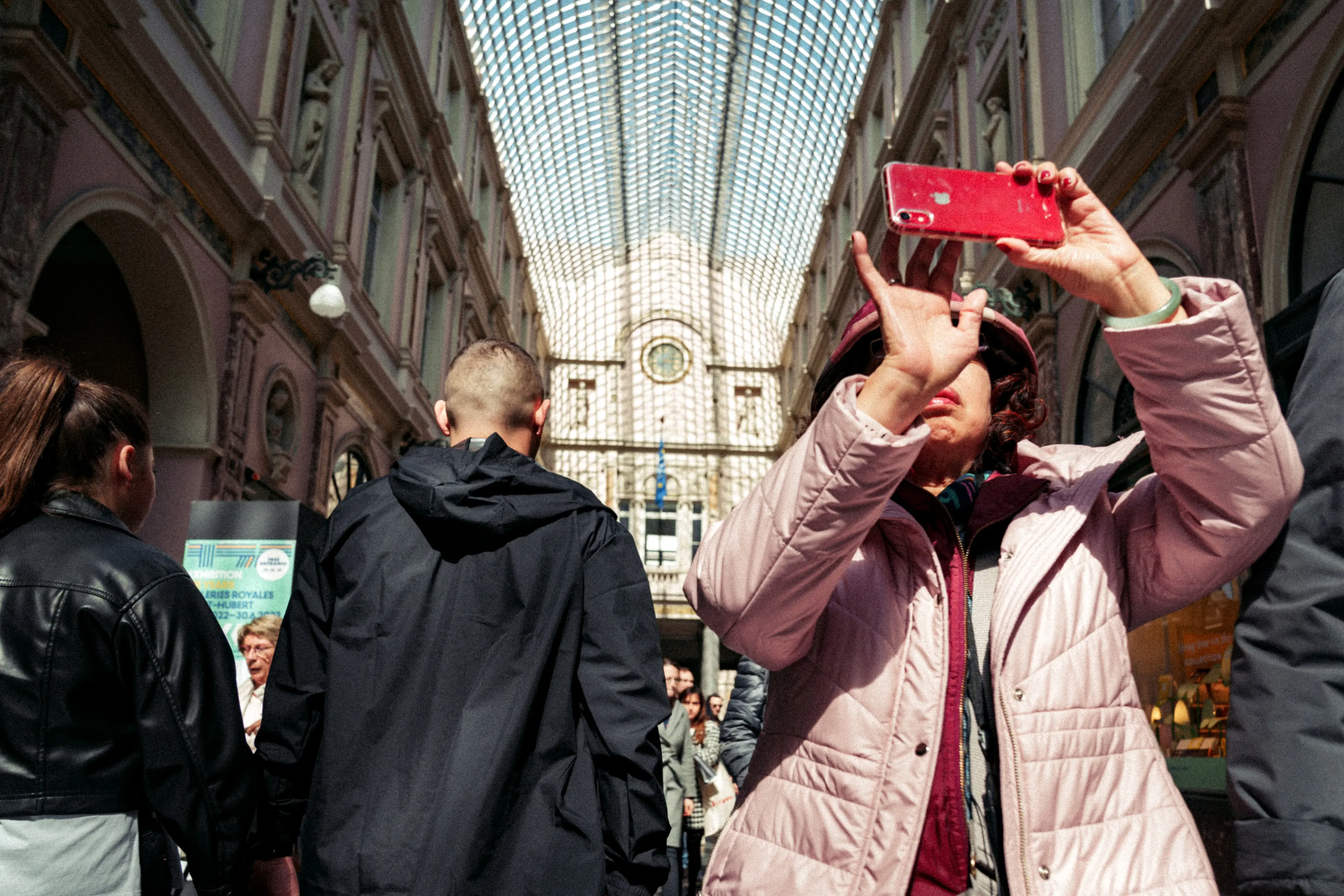 Une dame touriste prend une photo
