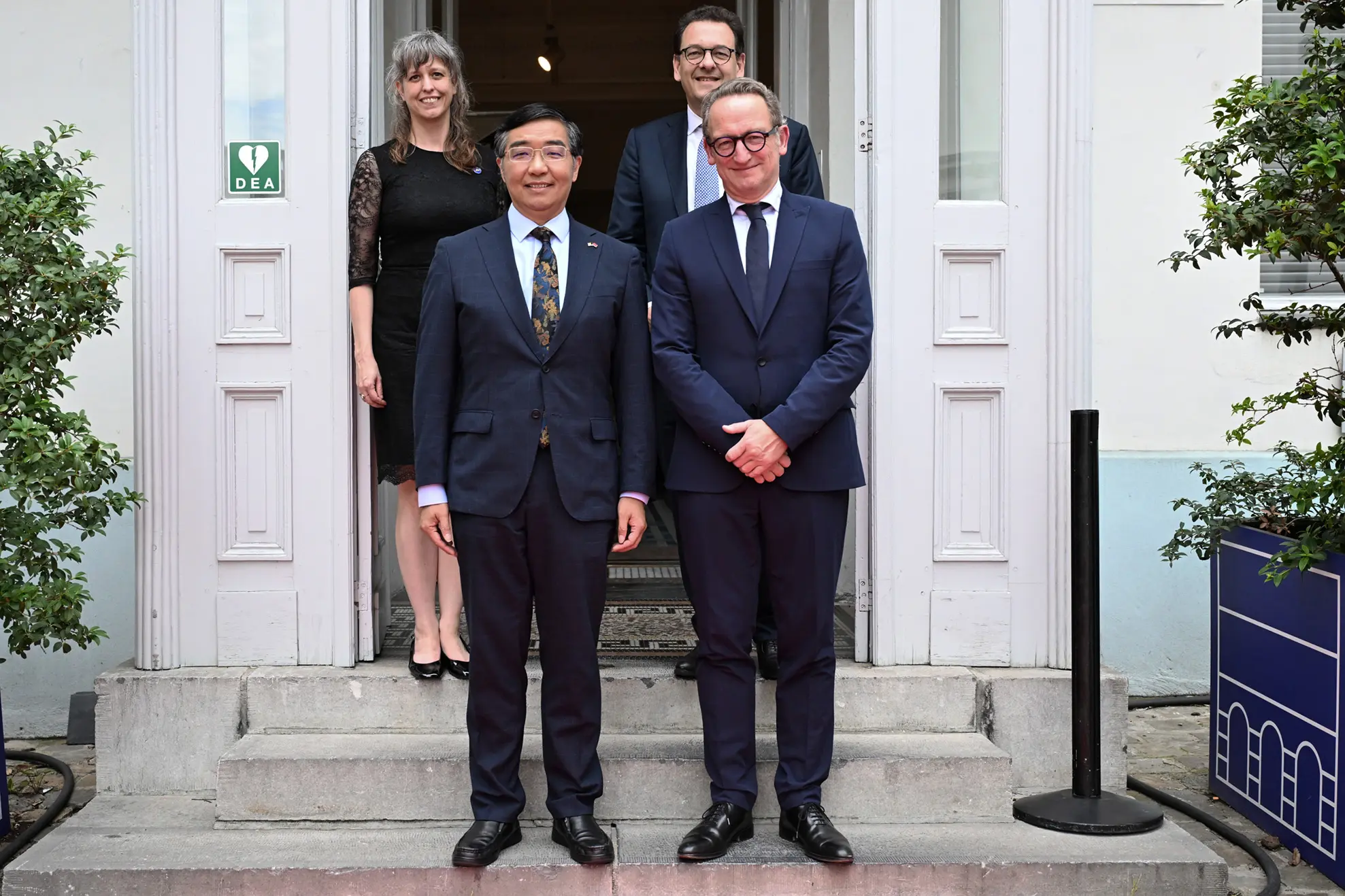 Le ministre-président et l'ambassadeur de Chine posent pour une photo officielle.